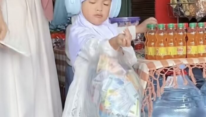 Bocah Bawa THR Satu Kantong Plastik, Video Viral Banjiri Komentar Netizen