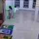 perempuan karaoke di masjid