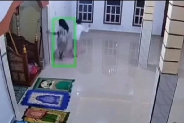perempuan karaoke di masjid
