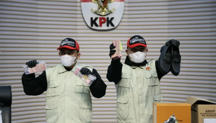 Hedon di Atas Penderitaan Bawahan? Bupati Tulungagung Diduga Beli Sepatu LV dari Uang Pemerasan OPD