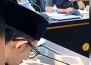 Viral Anggota DPRD Jember Main Game dan Ngerokok Saat Rapat, Netizen: ‘Gak Layak Jadi DPR!’