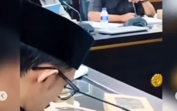 Viral Anggota DPRD Jember Main Game dan Ngerokok Saat Rapat, Netizen: ‘Gak Layak Jadi DPR!’
